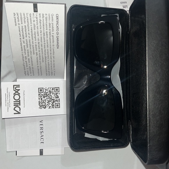 🦁Versace sunglasses 🆕 💯 Authentic - Picture 8 of 10